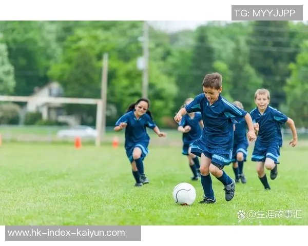 我的男朋友是个足球迷他在球场上挥洒汗水的样子真迷人 我的男朋友是个足球迷他在球场上挥洒汗水的样子真迷人
