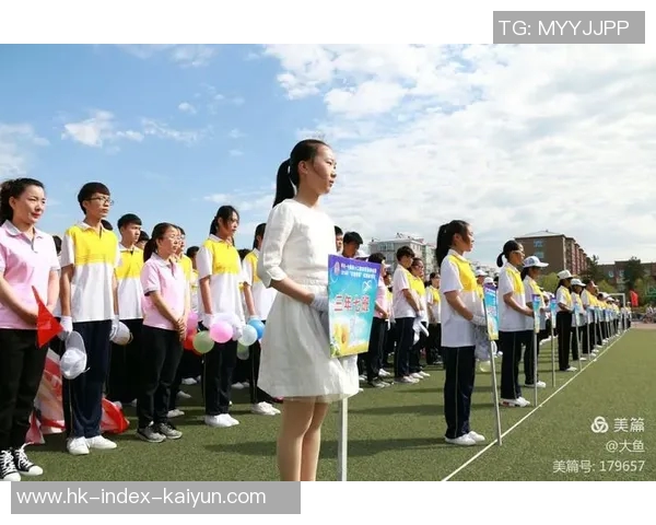 长筒袜足球宝贝展现青春活力与运动魅力的完美结合